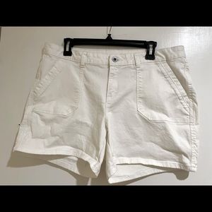 Ladies White denim Liz Claiborne shorts. Size 12. Excellent condition.